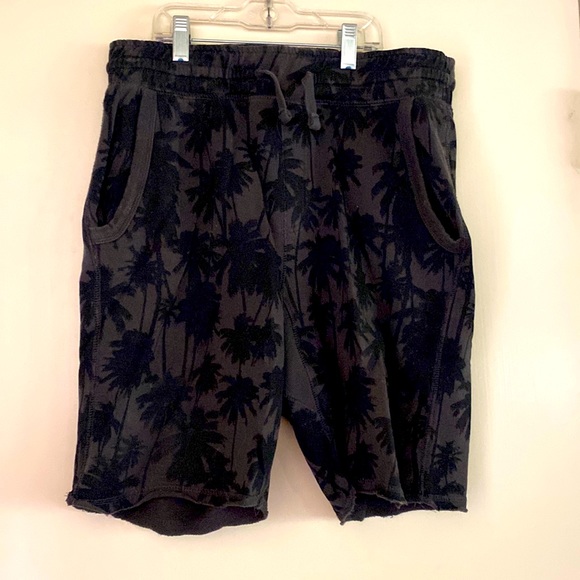 Menswear. H&M LOGG. Summertime comfortable printed shorts. - Picture 1 of 7